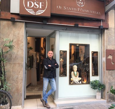 Alessandro De Santis, gerente de la joyería boutique De Santis Formentera posando en la puerta de su negocio.