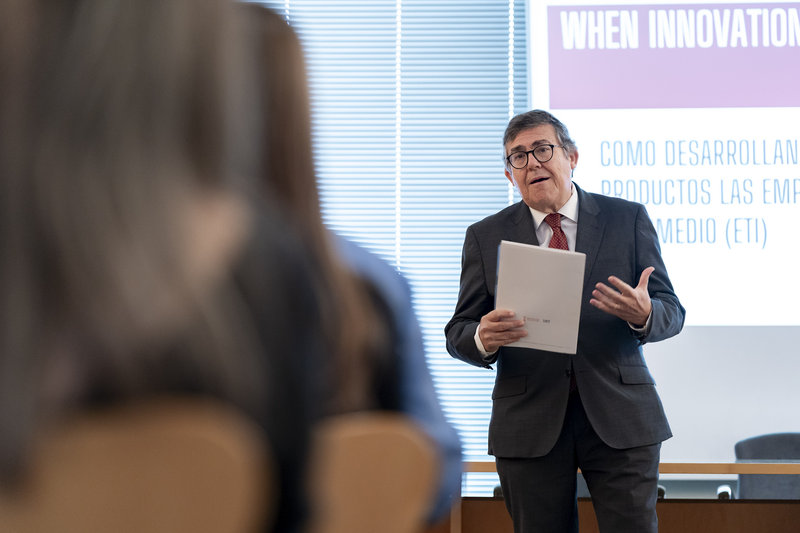 Rafael Escamilla (IVACE+i), en el encuentro SOMMOS_connecta
