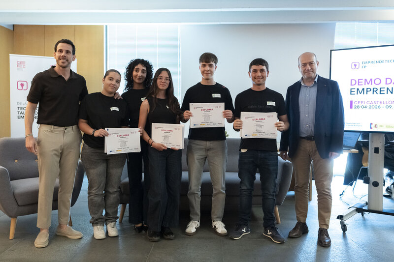 Jos� Manuel Jim�nez, Joel Fandos, Nerea Cerd�, Nerea Garc�a y Aya Ameskour, con el proyecto InnovaSport 360 (IES Joan Coromines)