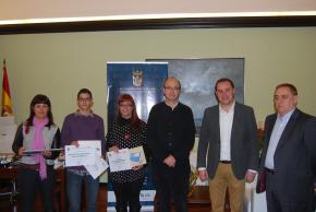 Tres jvenes de Villena reciben un premio por sus nuevas ideas de negocio.
